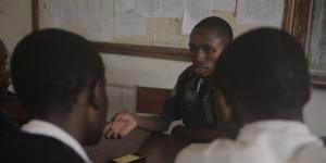 En Tanzanie, on apprend les maths avec un téléphone portable