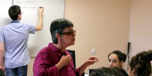 Non-voyante, Mme Armary enseigne les mathématiques