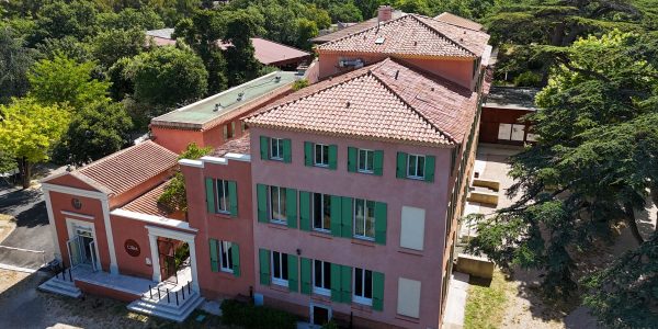 À Luminy, une ancienne bastide transformée en maison des mathématiques accueille des chercheurs du monde entier