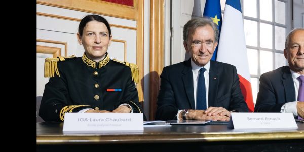 Signature du mécénat de Bernard Arnault (X69) pour la création de l'Instit...