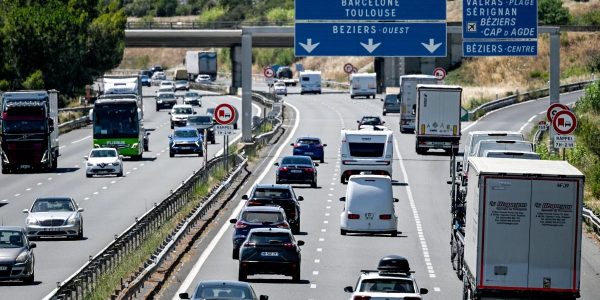 Ne changez pas de voie : ce que disent les mathématiques face aux embouteillages lors des départs en vacances